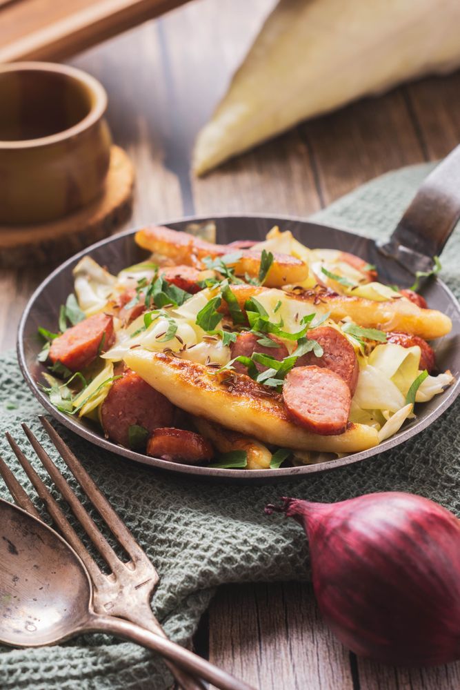 Rezeptbild: Schupfnudeln mit Spitzkohl und Mettenden