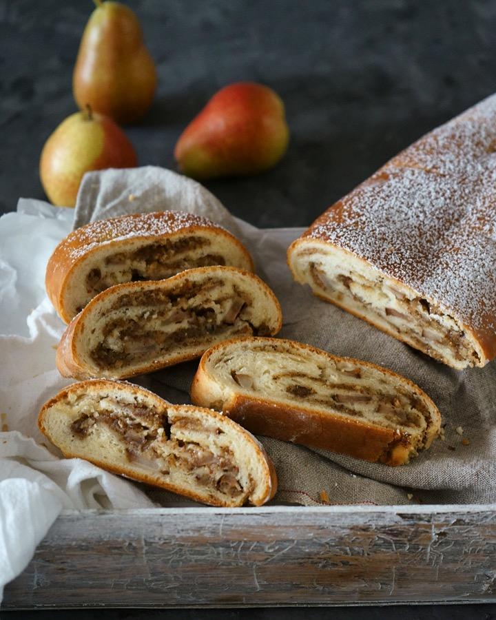 Rezeptbild: Birnen Mandel Striezel