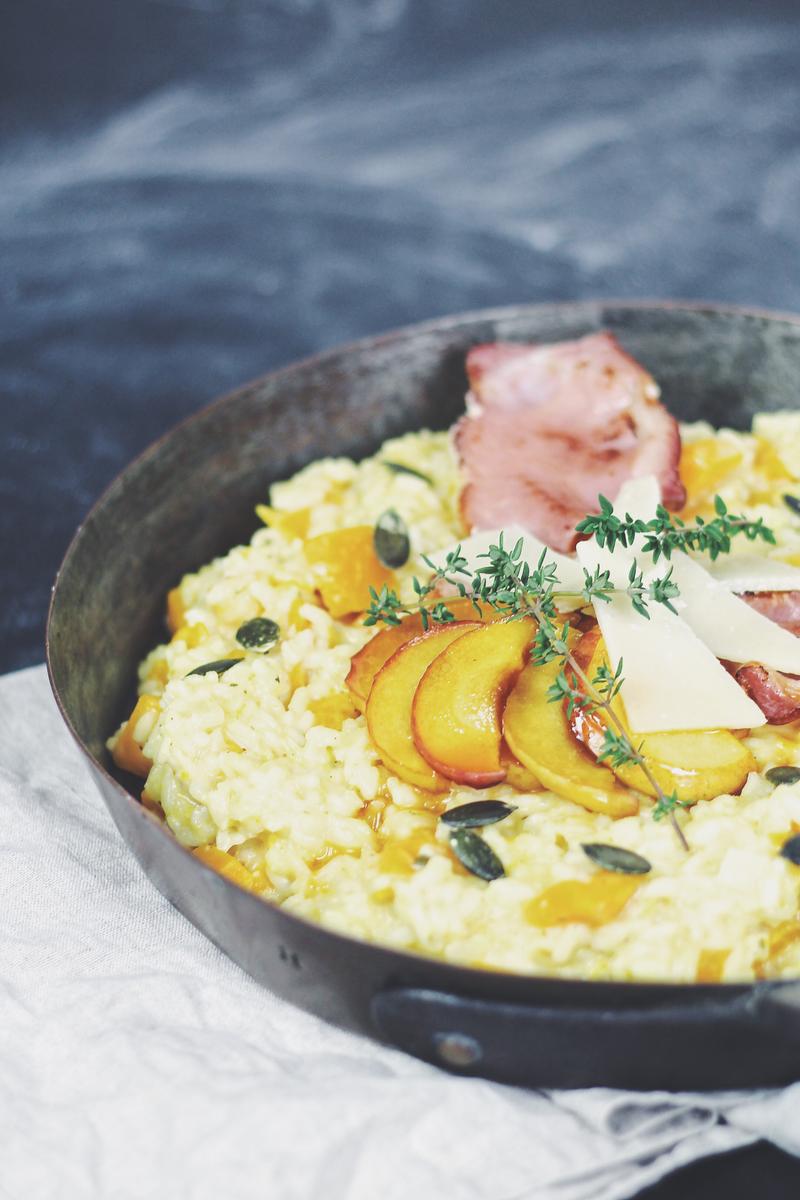 Rezeptbild: Kürbisrisotto mit Speck und karamellisierten Äpfeln