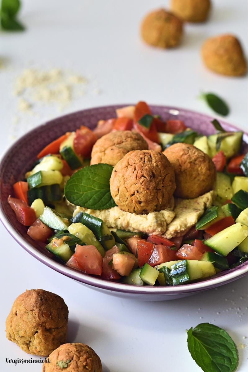 Rezeptbild: Falafel mit Hummus auf Salat – nicht frittiert