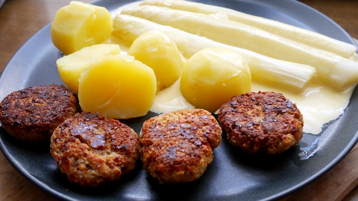 Rezeptbild: Vegetarische Frikadellen mit Spargel und Hollandaise