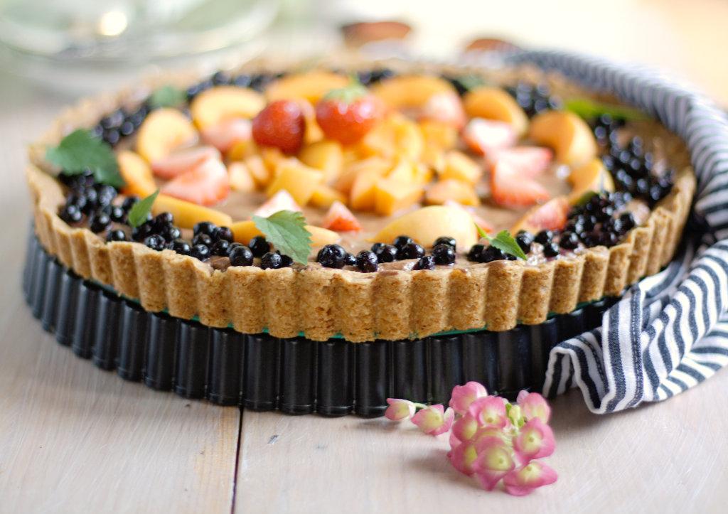 Rezeptbild: Mousse au Chocolat Tarte mit Früchten und Minze