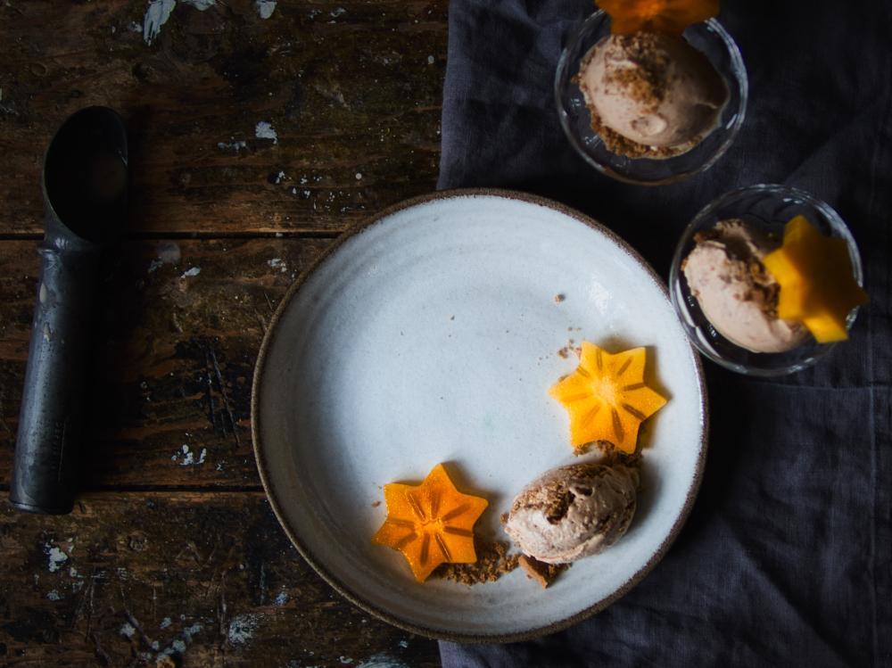 Rezeptbild: Spekulatius-Eis mit Rumtopf-Sabayon