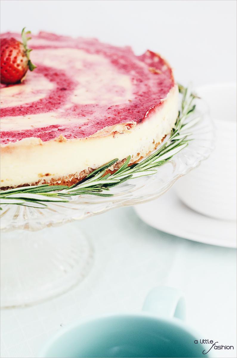 Rezeptbild: Erdbeer-Pudding-Kuchen mit Pfeffer und frischem Rosmarin