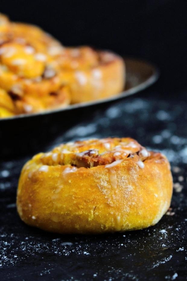 Rezeptbild: Kürbis-Zimtschnecken mit Pekanussfüllung