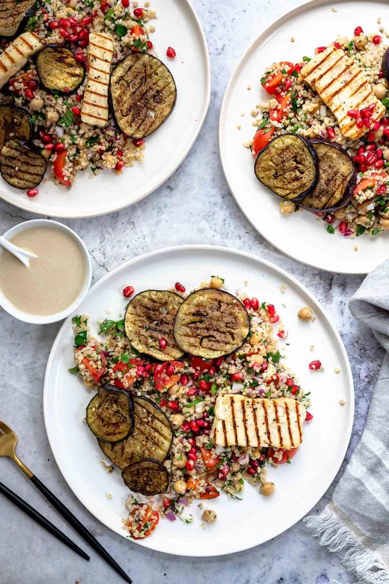 Rezeptbild: Bulgur-Kichererbsen-Salat mit gegrilltem Halloumi und Aubergine