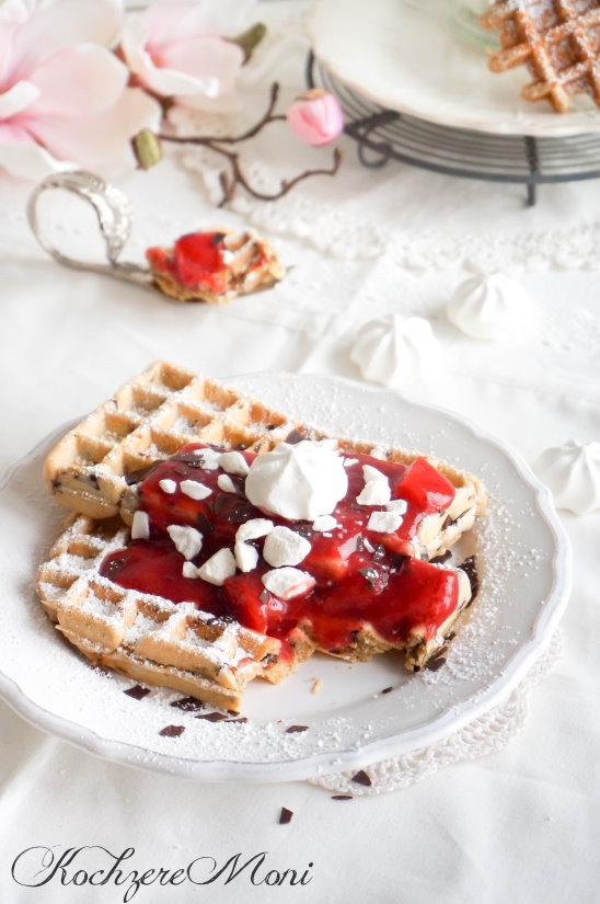 Rezeptbild: Stracciatella Waffeln mit Erdbeersoße