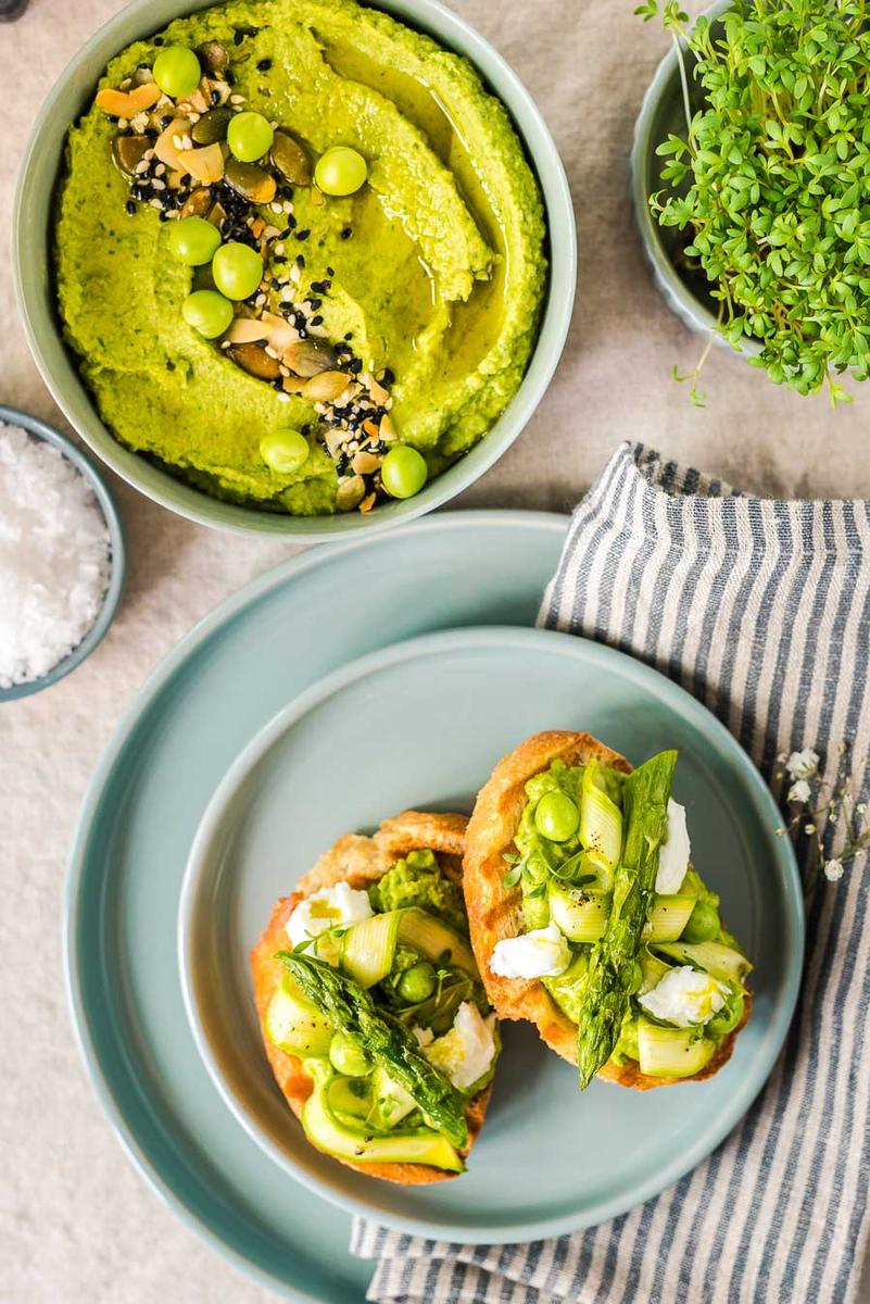 Rezeptbild: Crostini mit grünem Spargel, Burrata, Pistazienkernöl & Erbsenhummus