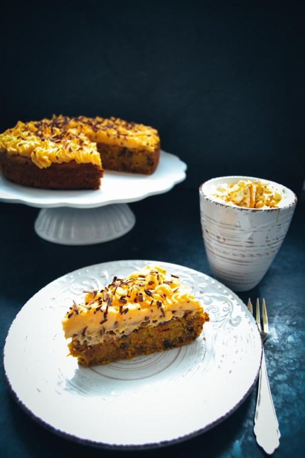 Rezeptbild: Möhren-Walnusskuchen mit Frischkäsefrosting 