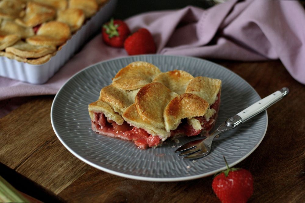 Rezeptbild: Erdbeer-Rhabarber-Pie & ein kleines Mürbeteig 1×1