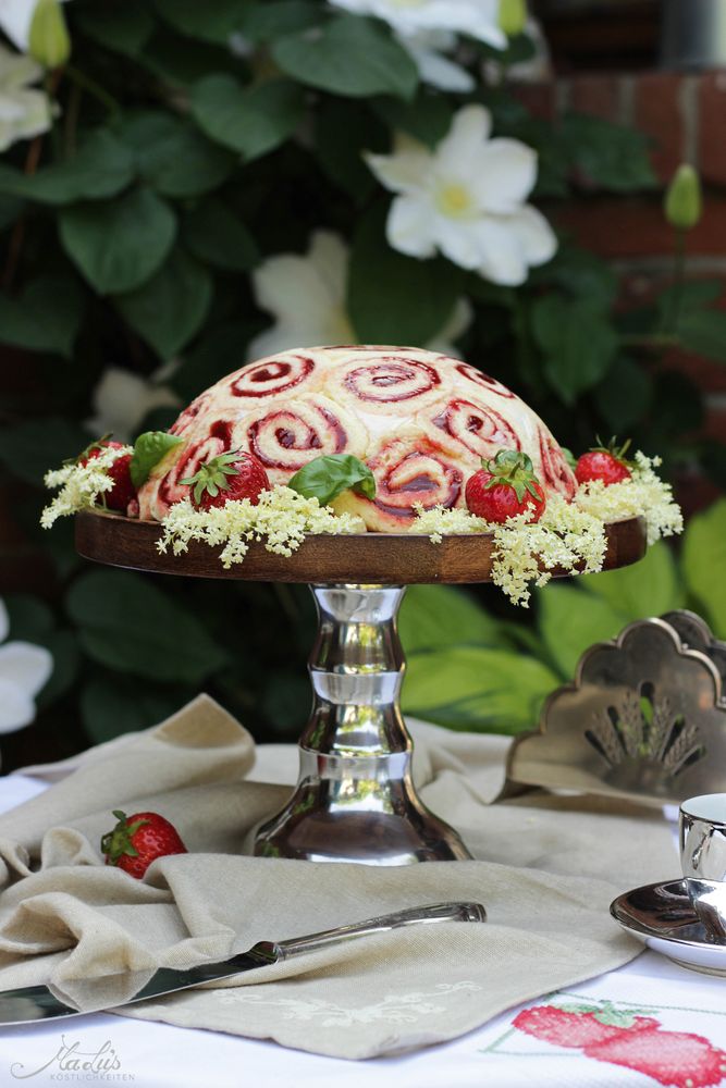 Rezeptbild: Erdbeere-Holunderblüte-Basilikum Charlotte