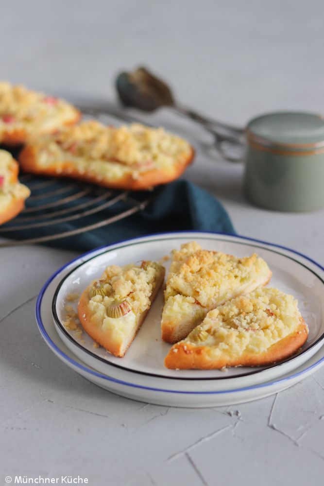 Rezeptbild: Rhabarber-Streusel-Taler mit Pudding