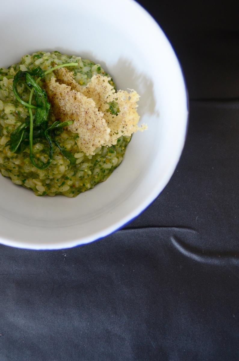 Rezeptbild: Rucola-Mokka-Risotto mit Bergkäse-Crunch nach Tanja Grandits