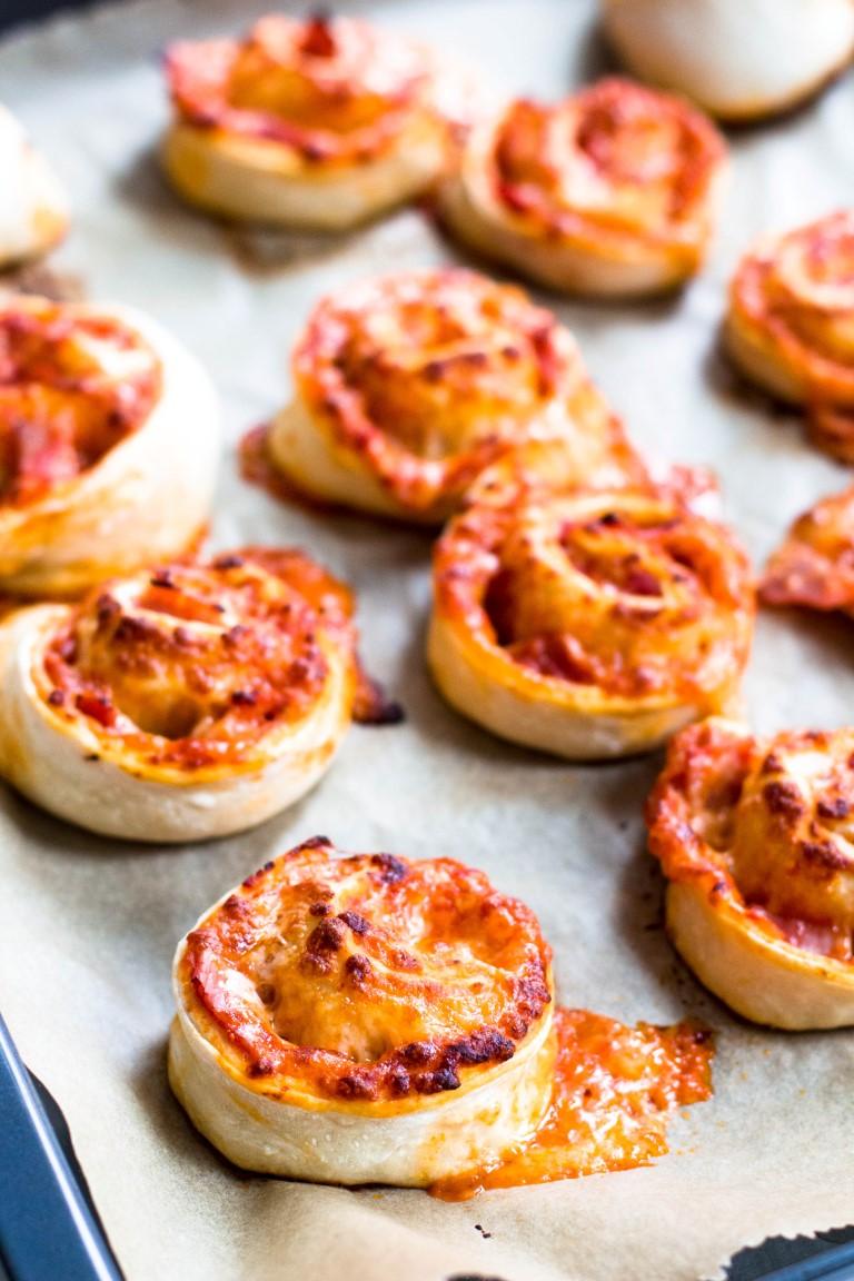 Rezeptbild: ZUSAMMENGEROLLTE PIZZABRÖTCHEN (PIZZASCHNECKEN)
