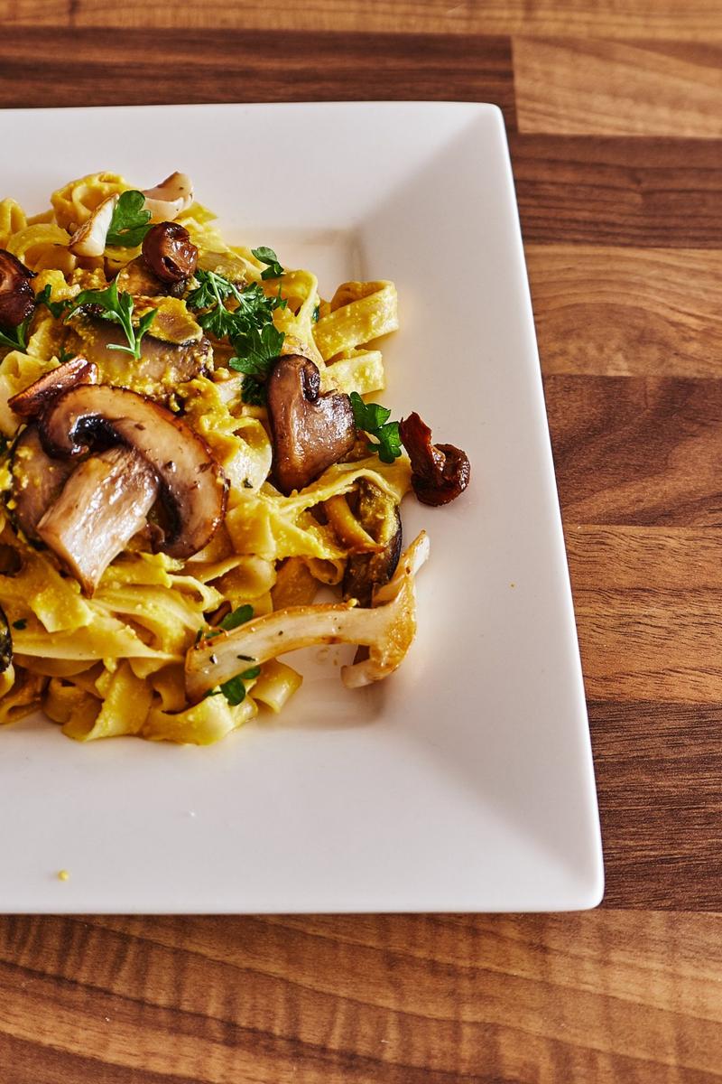 Rezeptbild: VEGANE KÜRBIS PASTA SAUCE MIT WALDPILZEN