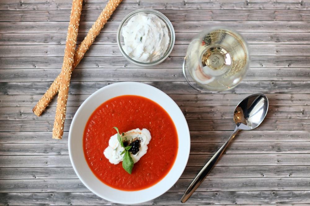 Rezeptbild: Tomatensuppe mit Ricotta-Basilikum-Sahne