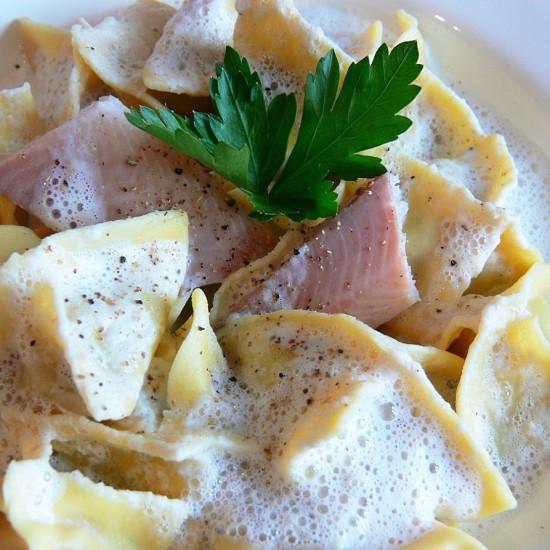 Rezeptbild: Labskaus-Fagottini mit Räucherforellen-Schaum