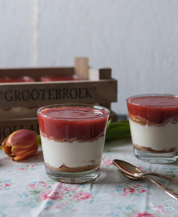 Rezeptbild: Mascarponecreme mit Erdbeer-Rhabarber Kompott