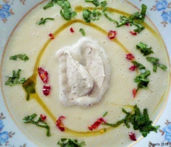 Rezeptbild: Pastinak Cremesüppchen mit Ajo Negro Schaum