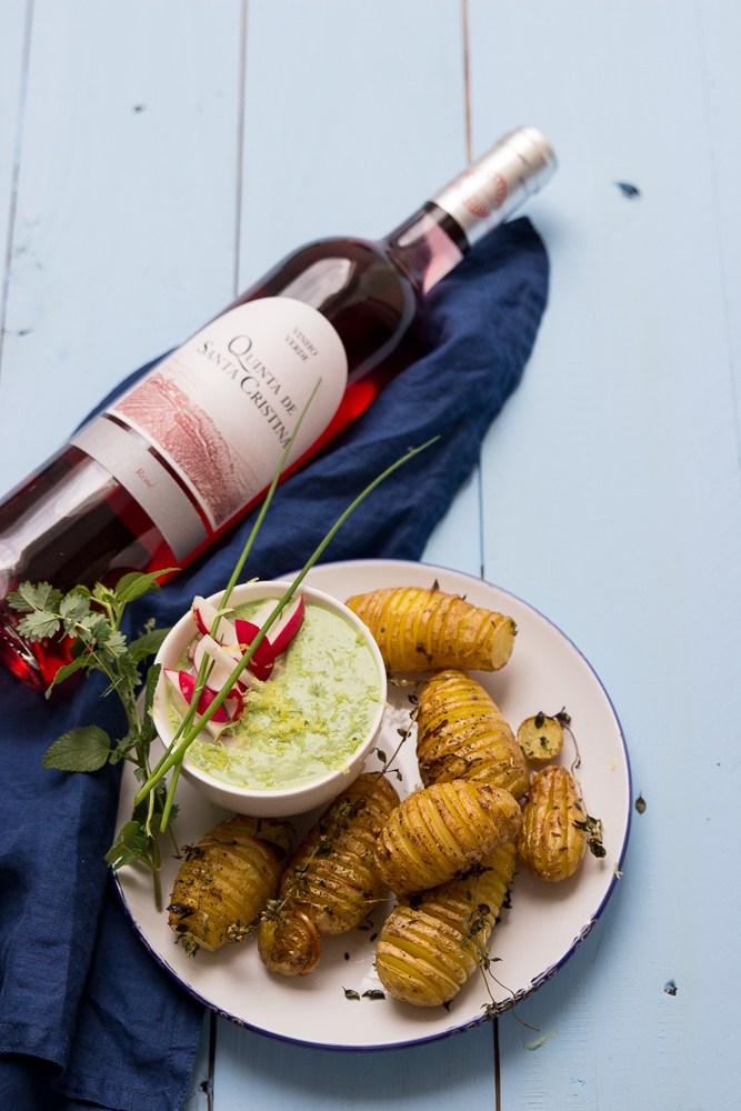 Rezeptbild: Fächerkartoffeln mit grünem Schmand und Radieschen