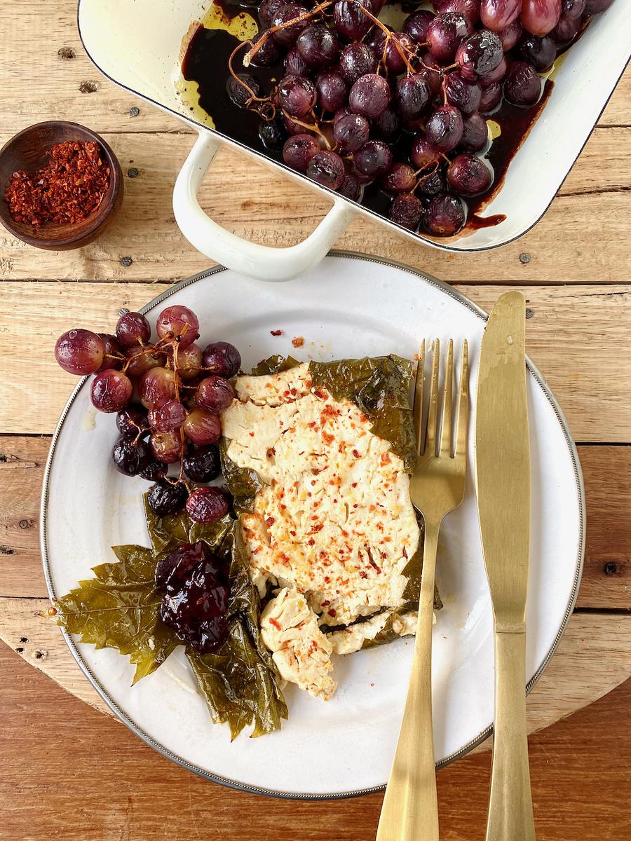 Rezeptbild: In Weinblätter gegrillter Feta mit gerösteten Trauben