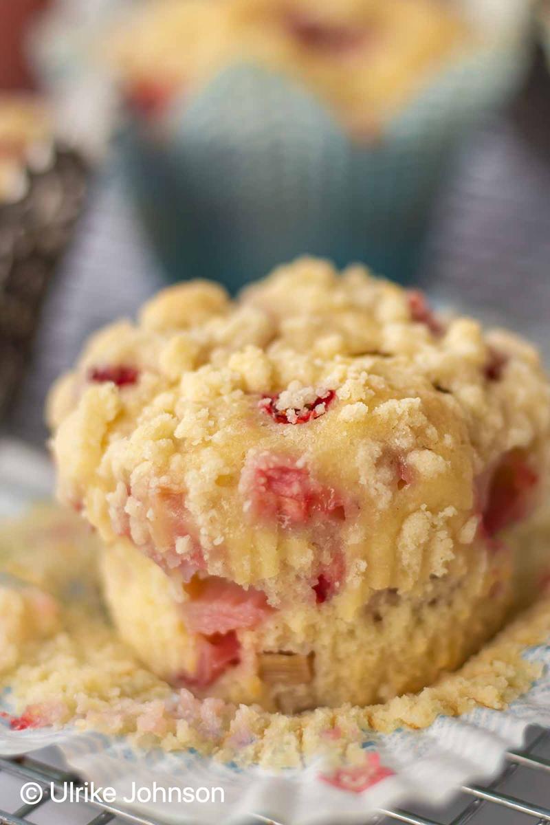 Rezeptbild: Erdbeer Rhabarber Muffins mit Streusel