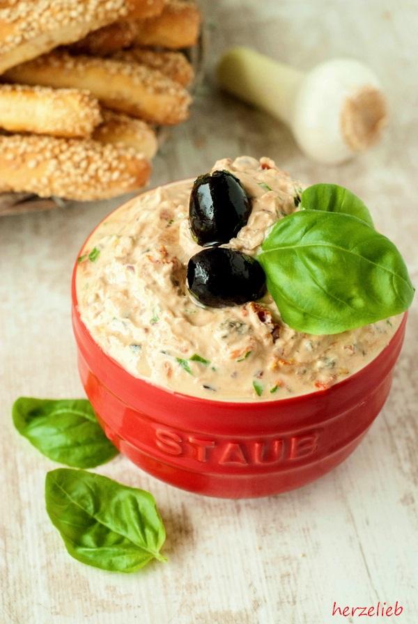 Rezeptbild: Mediterraner Dip mit Brotsstangen
