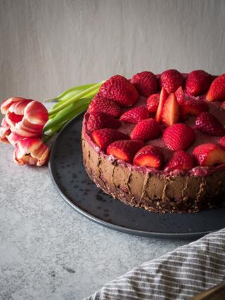 Rezeptbild: Zartbitterer Erdbeer Schokoladenkuchen