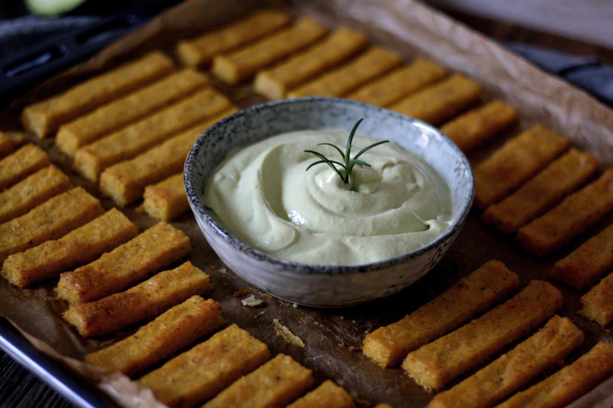 Rezeptbild: Knusprige Polenta-Pommes mit Avocado-Aioli