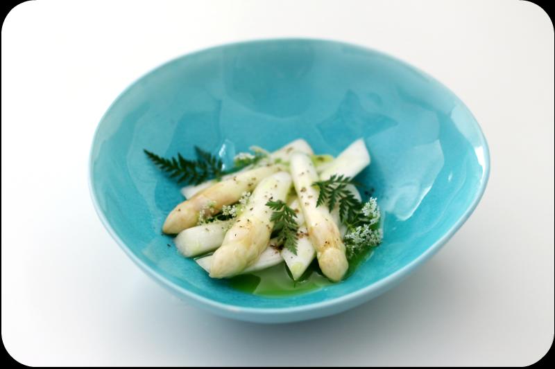 Rezeptbild: Roh marinierter Spargel mit wildem Kerbel, hausgemachtem Weizengras-Öl und geräuchertem Kaffee-Pfeffer