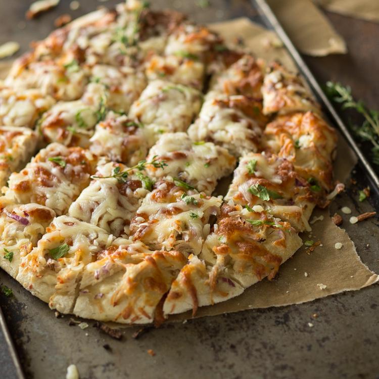 Rezeptbild: Pizza vom Blech mit Hähnchen, Mozzarella und Kräutern