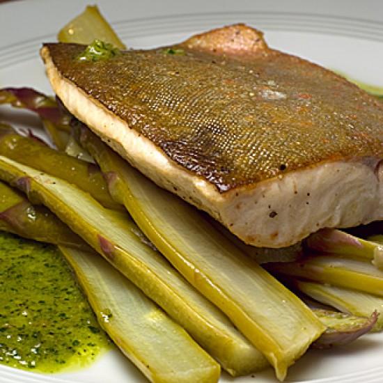 Rezeptbild: Saibling auf grünem Spargel mit Minzpesto