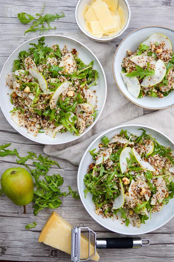 Rezeptbild: Birnen Quinoa Salat mit Rucola und gerösteten Haselnüssen