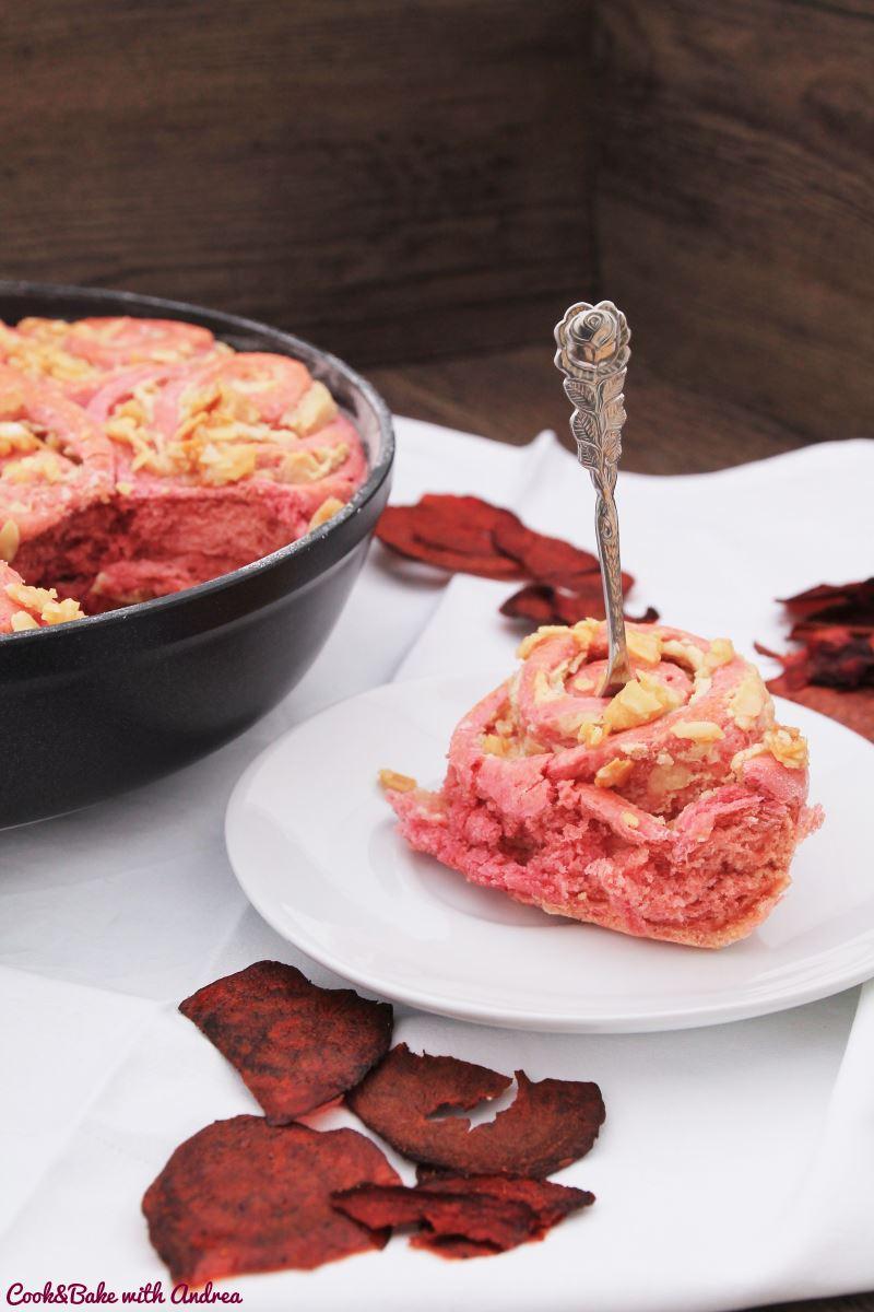 Rezeptbild: Rosa Hefeschnecken mit Mandeln