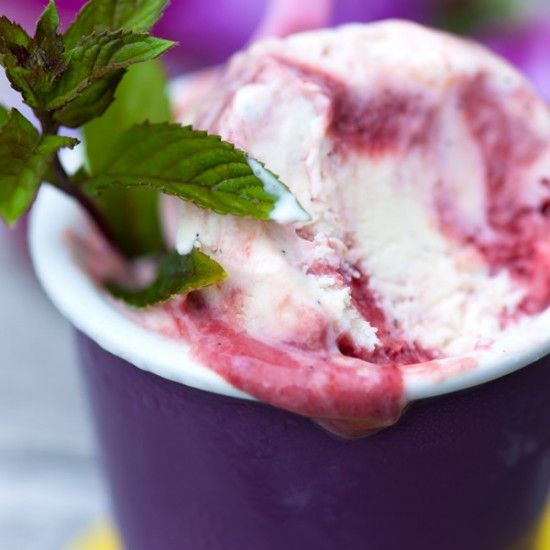 Rezeptbild: Cremiges Joghurteis mit Pflaumen-Swirl