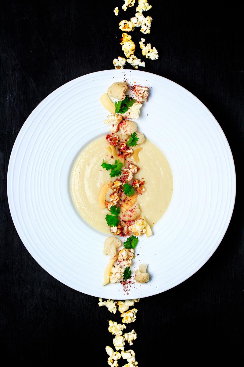 Rezeptbild: Blumenkohl-Kokos-Cremesuppe mit Curry-Popcorn