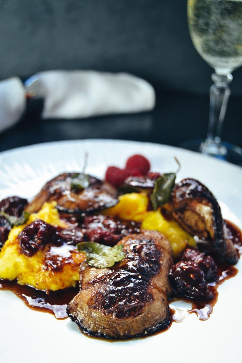 Rezeptbild: Kaninchenleber mit Balsamico-Himbeersauce und Polenta 