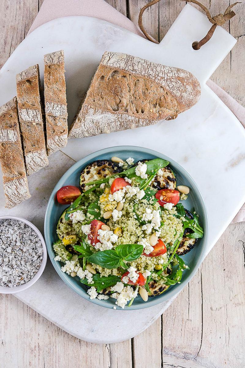 Rezeptbild: Gegrillte Zucchini mit buntem Couscous Salat