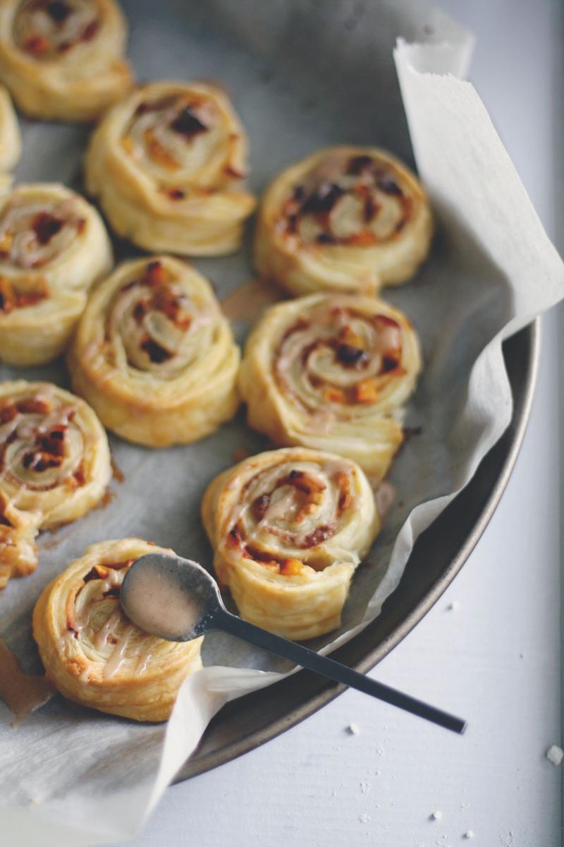 Rezeptbild: Süße Blätterteigschnecken mit Zimt, Datteln, Apfel und Kaki 