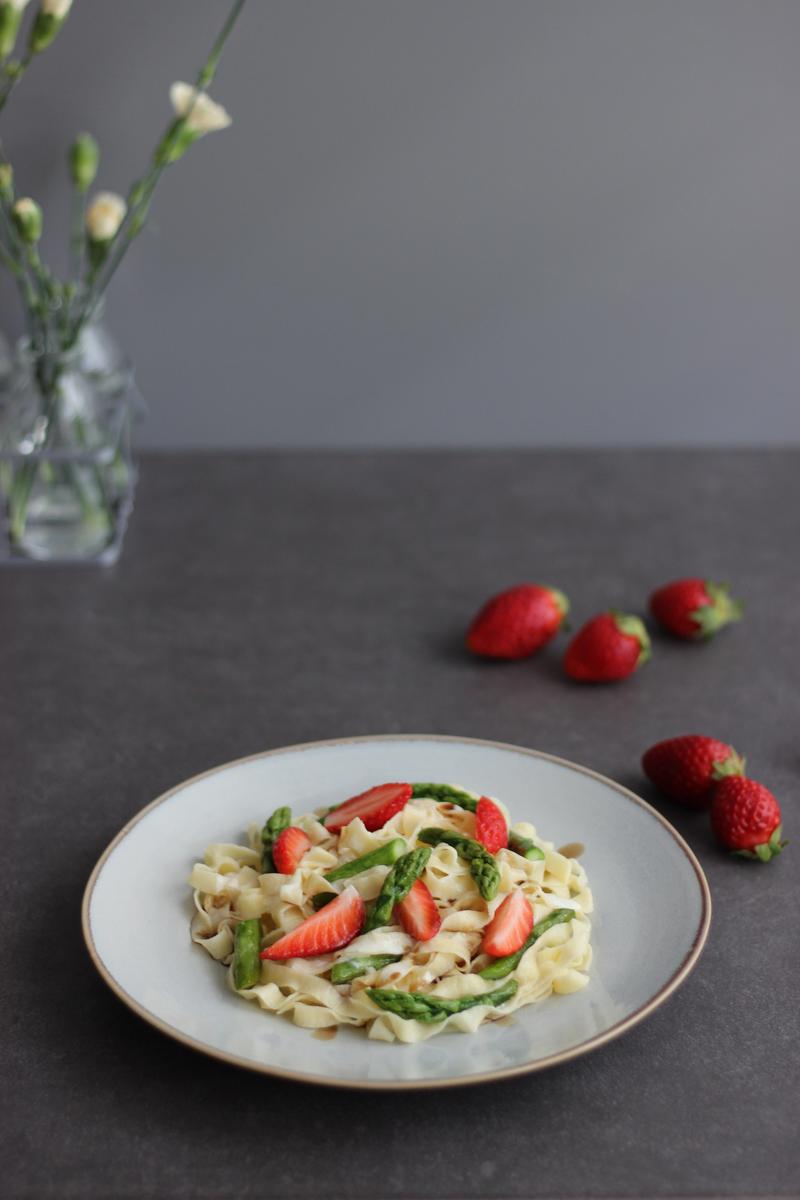 Rezeptbild: Pasta mit Erdbeeren, Balsamicosauce und grünem Spargel