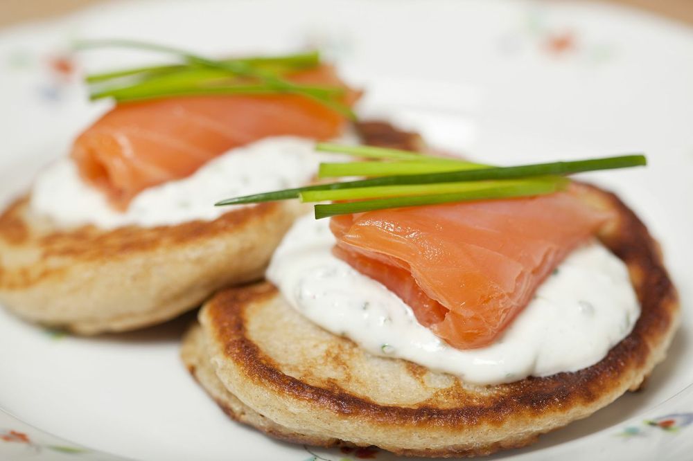 Rezeptbild: Blinis mit Räucherlachs und Sauerrahm