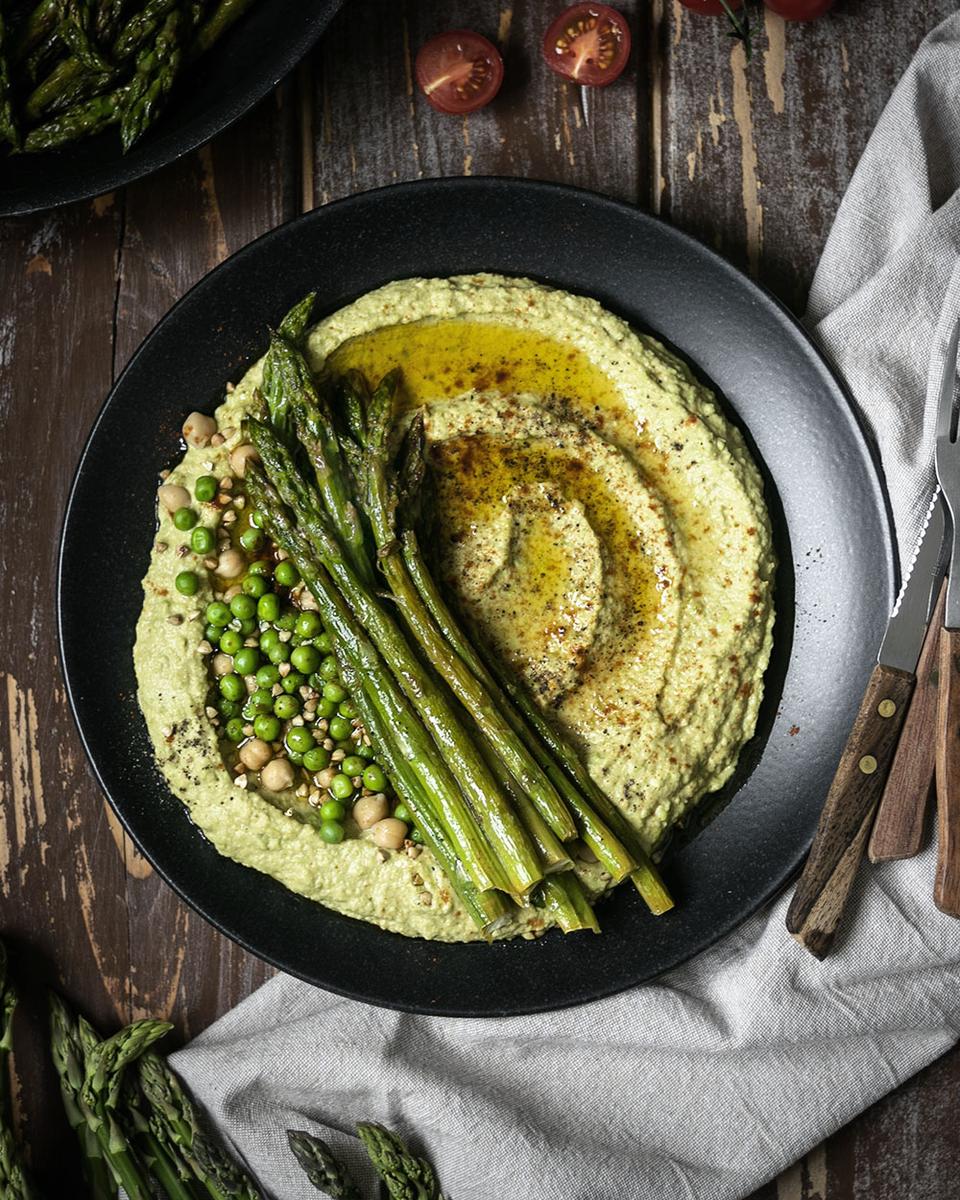 Rezeptbild: Erbsen-Hummus mit gebratenem grünen Spargel | Kichererbsendip einfach selbermachen