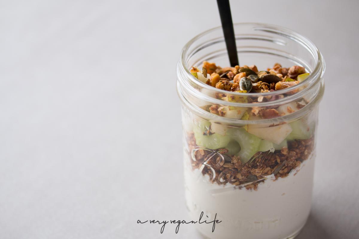 Rezeptbild: Vegan Savory Yoghurt mit Rosmarin-Granola