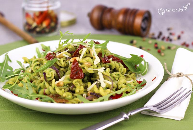Rezeptbild: Pasta mit Rucola-Pesto und getrockneten Tomaten