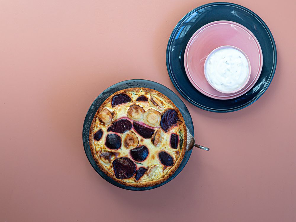 Rezeptbild: Rote Bete-Quiche mit Walnuss- und Knoblauchjoghurt