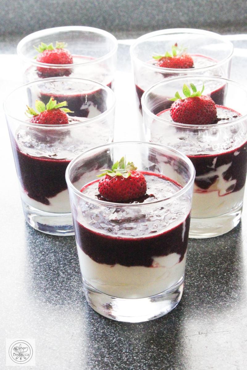 Rezeptbild: Mascarpone Creme mit puerierten Beeren