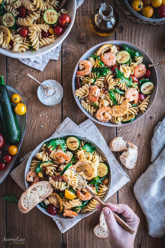 Rezeptbild: Mediterraner Nudelsalat mit Tomaten, Rucola und gegrillten Garnelen