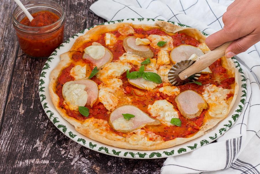 Rezeptbild: Knusprige Pizza mit Brie und Birne