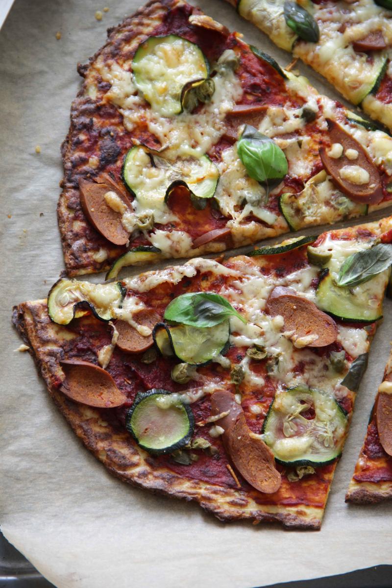 Rezeptbild: Low Carb- Pizza mit Blumenkohlboden