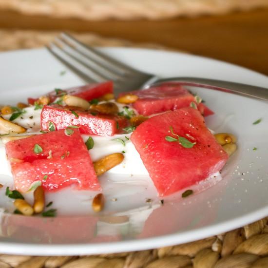 Rezeptbild: Ziegenfrischkäse mit Wassermelone und Pinienkernen